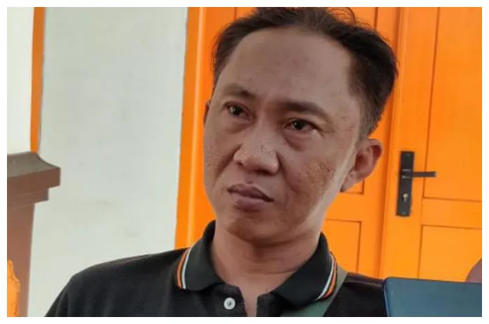 Ketua RT 02 Blok Simaja Desa Kepongpongan Kecamatan Talun Kabupaten Cirebon, Aris Lesmana.