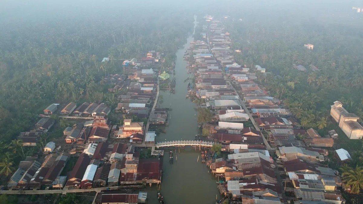 Foto udara kawasan permukiman di Muara Sungai Batanghari, Kuala Jambi, Tanjungjabung Timur, Jambi, Kamis (17/1