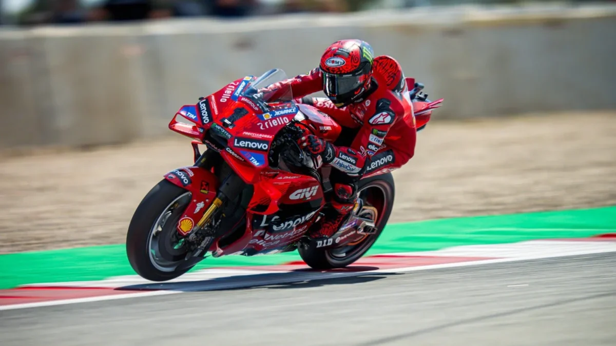 Pembalap Ducati Lenovo Francesco Bagnaia saat mengendarai motor balapnya pada ajang MotoGP Catalunya 2024 di S