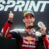 Pembalap KTM Spanyol Pedro Acosta merayakannya setelah menempati posisi ketiga pada Sprint Race MotoGP Moto Gr