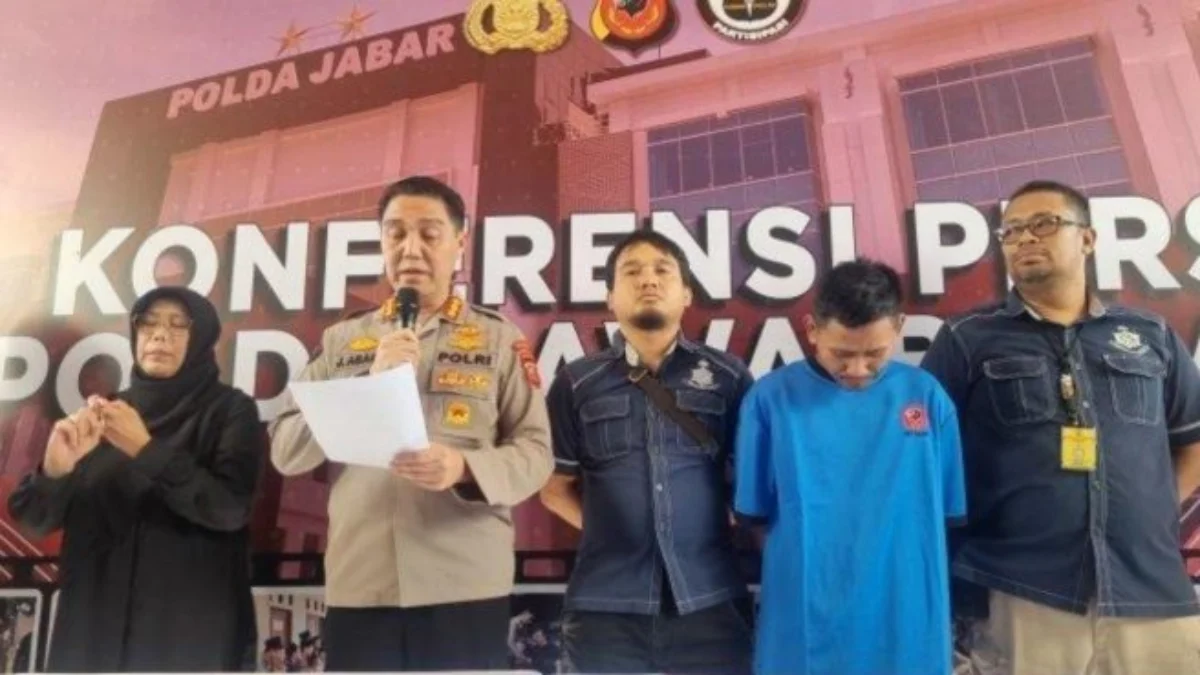 Polda Jabar saat konferensi pers yang menampilkan DPO tersangka pembunuhan Vina Cirebon. (