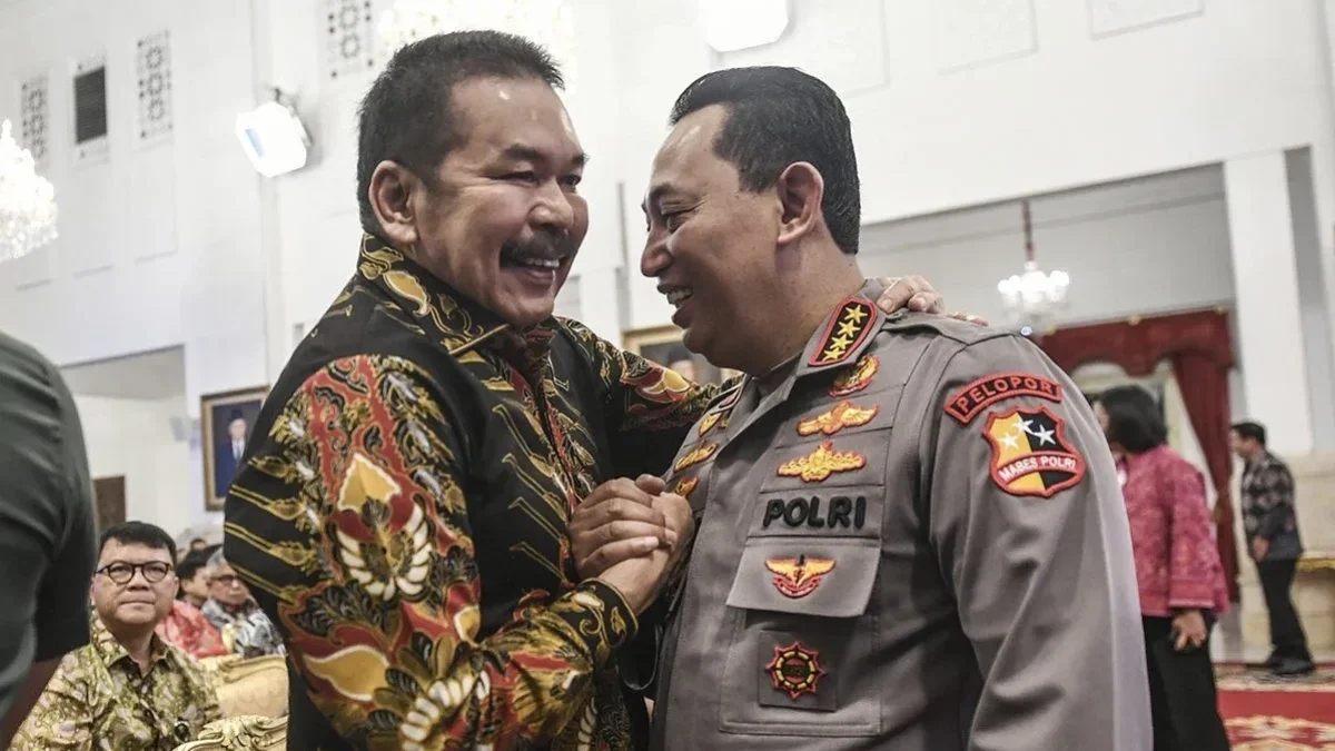 Jaksa Agung ST Burhanuddin (kiri) berpelukan dengan Kapolri Jenderal Pol Listyo Sigit Prabowo saat menghadiri