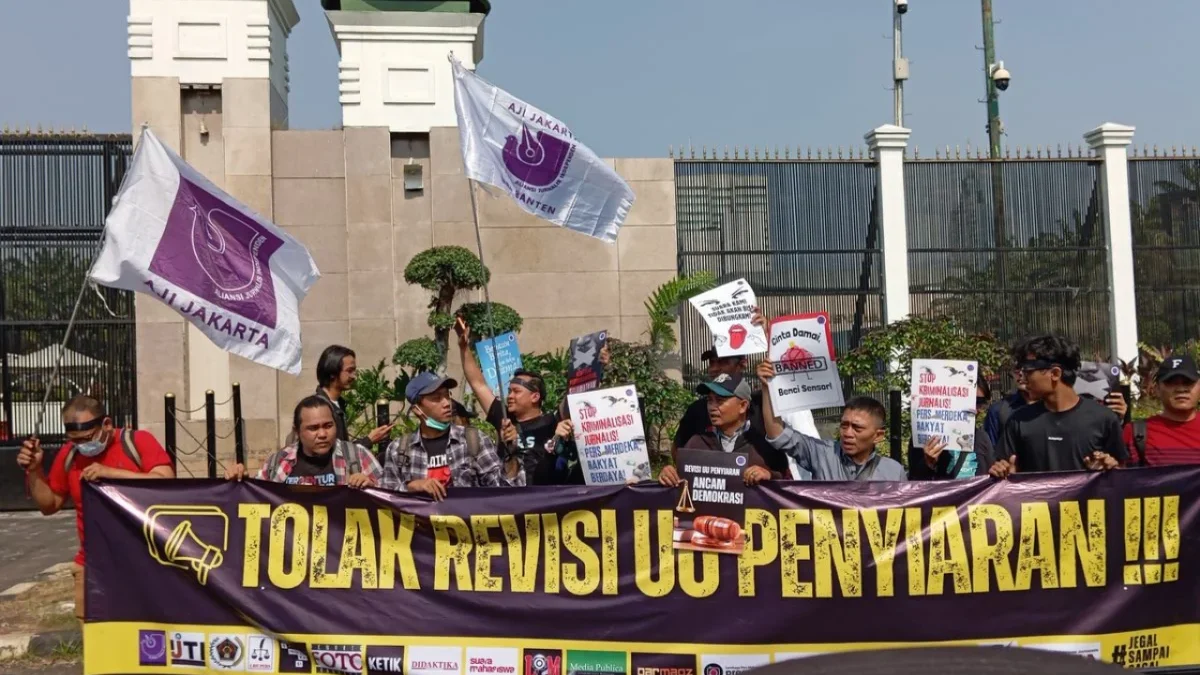Demo RUU Penyiaran di DPR RI, Senayan, Jakarta, Senin (27/5/2024).