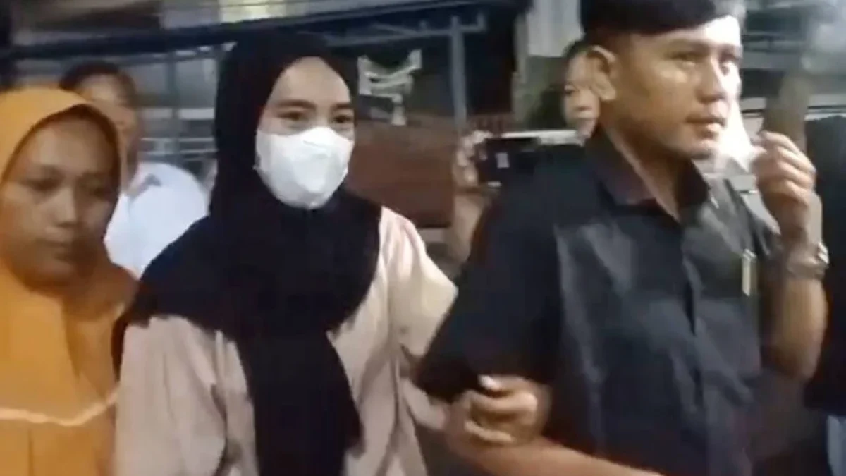 Linda (hijab hitam) didampingi suaminya dan keluarganya datang ke Polres Cirebon Kota, Cirebon, Senin (27/5/20