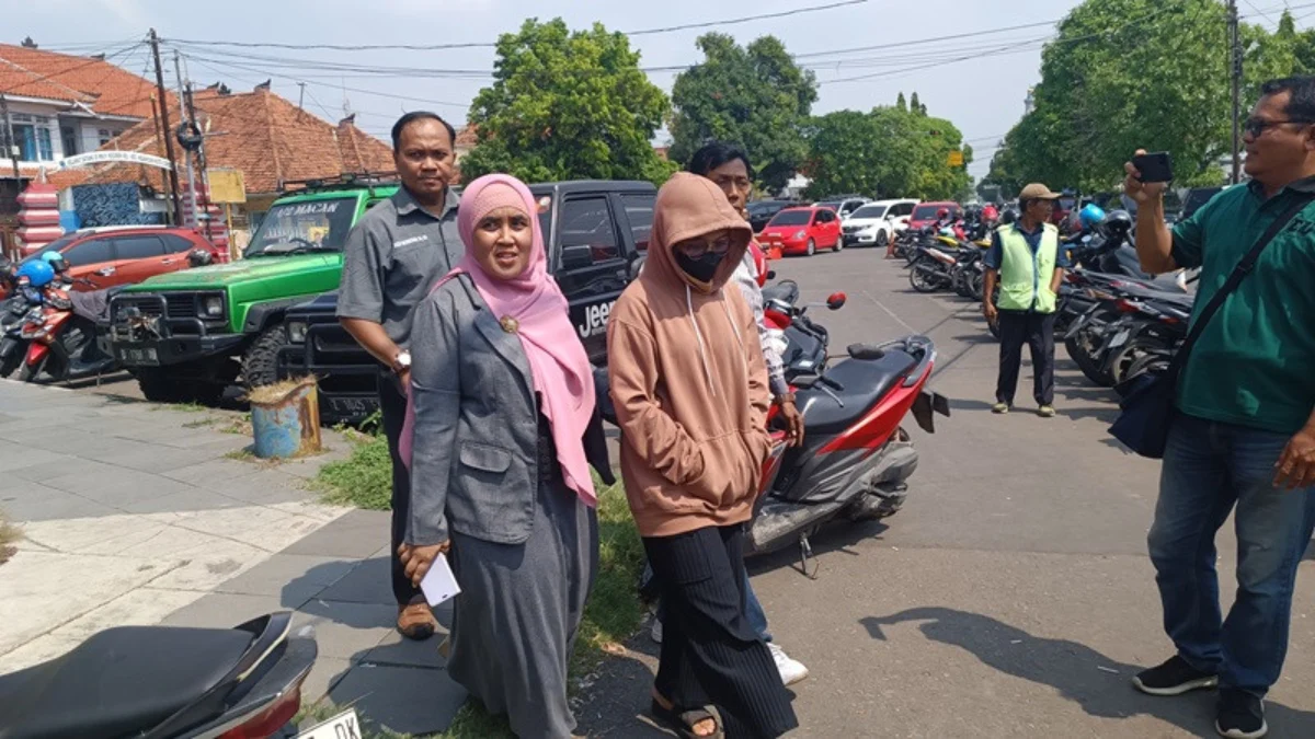 Lusiana saat mendatangi Polres Cirebon Kota