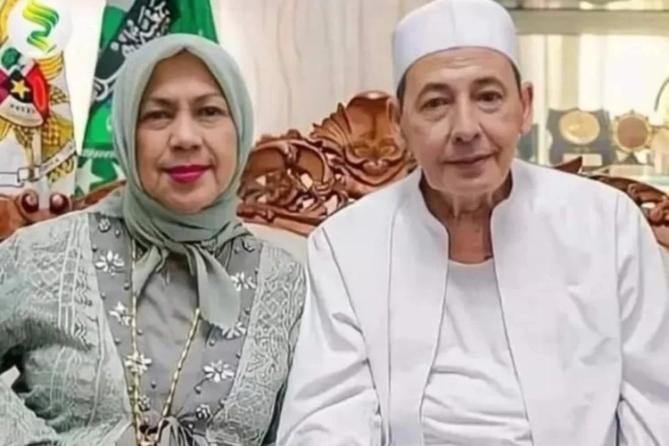 Habib Luthfi bin Ali Yahya, didampingi istri tercinta Syarifah Salma.