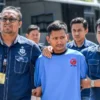 Petugas Kepolisian menggiring tersangka kasus pembunuhan Pegi Setiawan untuk dihadirkan pada konferensi pers y