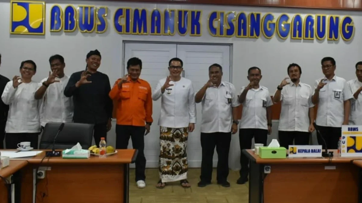 Penjabat (Pj) Bupati Cirebon, Drs. H. Wahyu Mijaya, SH., M.Si didampingi Kepala DPUTR, Bapelitbangda dan BPBD
