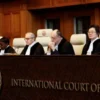 Hakim Nawaf Salam, ketua Mahkamah Internasional (ICJ), dan hakim lainnya menghadiri sidang umum di Den Haag, B