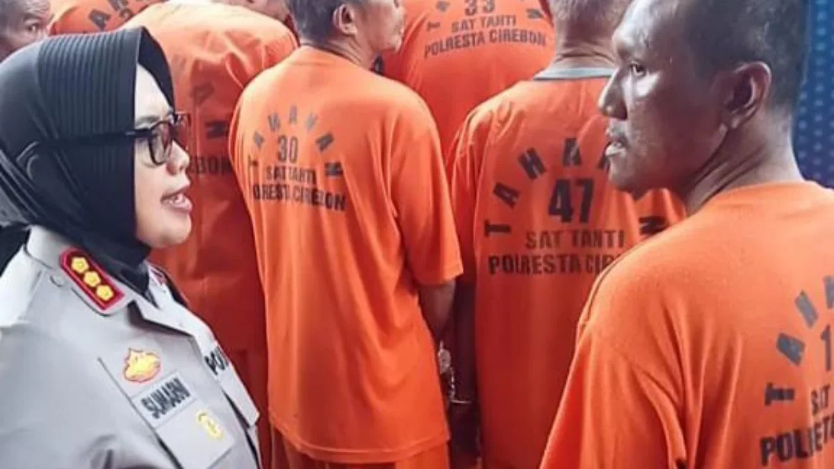 Kapolresta Cirebon, Kombes Pol Sumarni tengah menginterogasi tersangka suami bakar istri