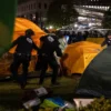 Polisi menangkap ratusan orang dan membongkar tenda mahasiswa demonstran pro-Palestina di Universitas Columbia