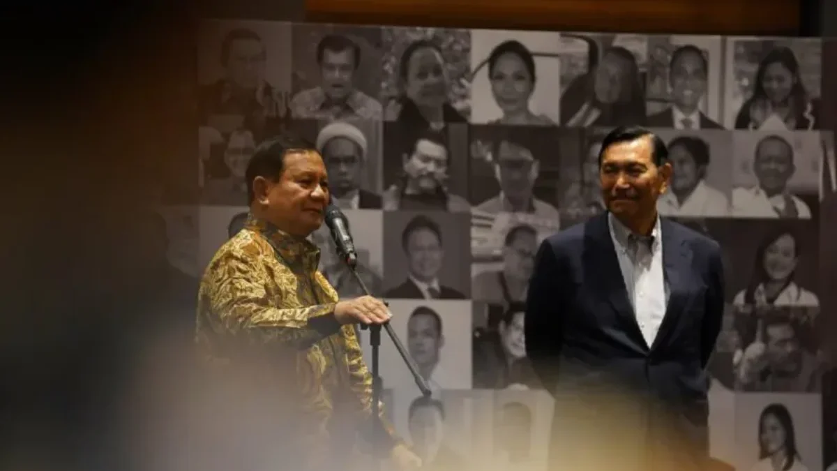 Prabowo Subianto (kiri) bersama Luhut Binsar Pandjaitan Menteri Koordinator Bidang Kemaritiman dan Investasi (
