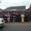 Sebuah truk pengangkut 50 motor terguling di jalan raya Kecamatan Rambipuji, Jember, Jumat 3 Mei 2024.