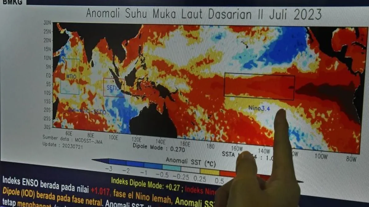Ilustrasi - Petugas Badan Meteorologi, Klimatologi dan Geofisika (BMKG) Banten menunjukkan peta terkini aliran