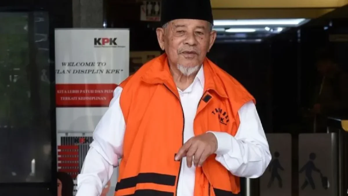 Gubernur Maluku Utara nonaktif Abdul Gani Kasuba berjalan menuju mobil tahanan usai menjalani pemeriksaan lanj