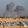 Asap membubung menyusul serangan udara Israel di timur Rafah, Jalur Gaza, Senin, 6 Mei 2024. (Foto: Ismael Abu