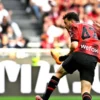 Pemain AC Milan Alessandro Florenzi mencetak gol dengan sundulan kepala ke gawang Genoa saat pertandingan peka