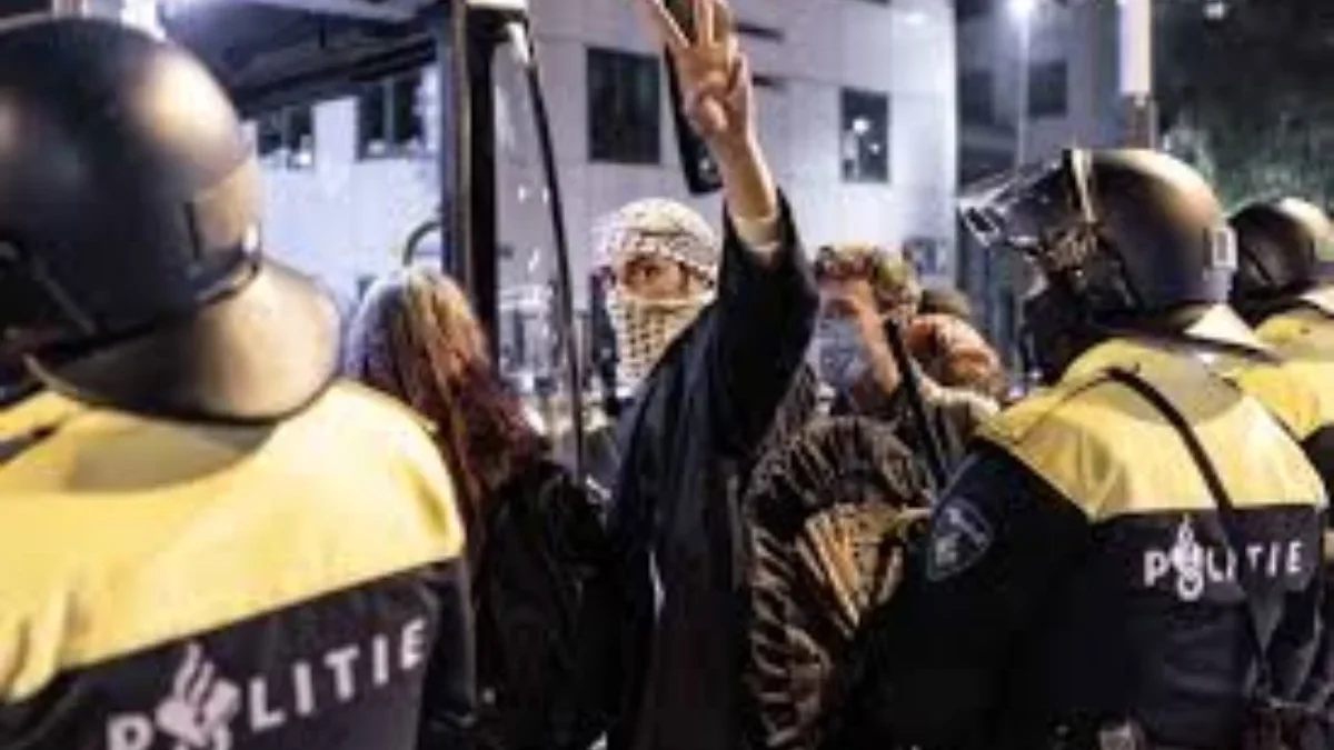 Seorang pengunjuk rasa dikawal ke dalam bus oleh polisi selama protes pro-Palestina di kampus Universitas Amst