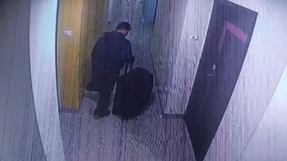 Momen pembunuh keluarkan koper hitam berisi mayat di hotel Bandung. (Dok. istimewa)