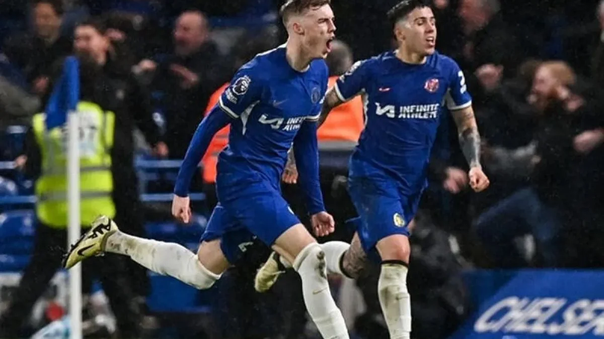 Gelandang serang Chelsea Cole Palmer (kiri) merayakan gol kemenangan atas Manchester United di Stamford Bridge