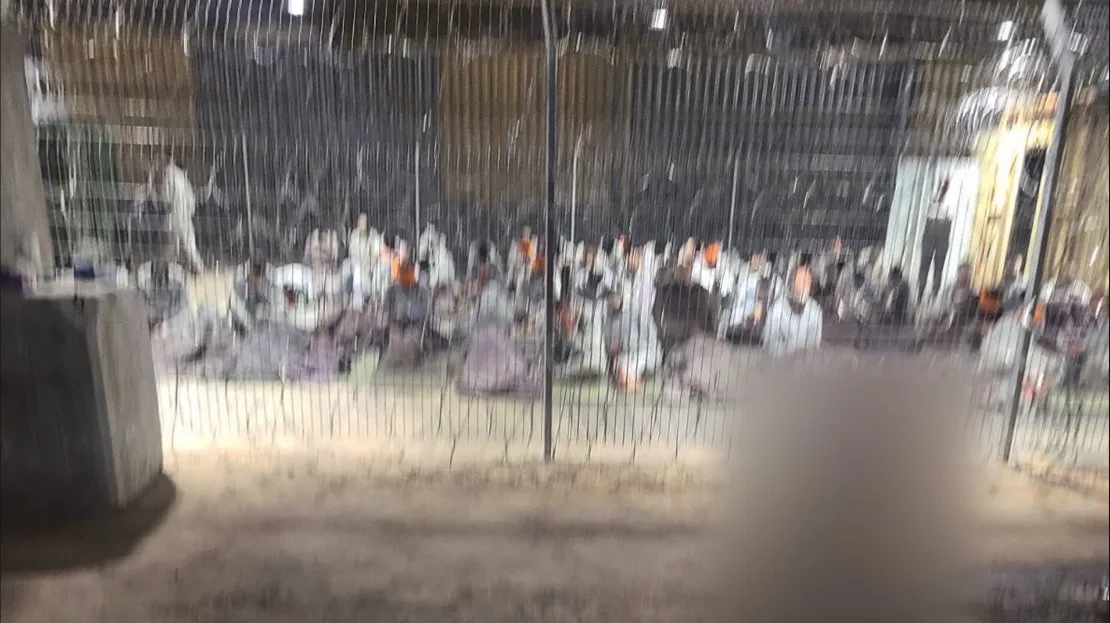 Sebuah foto yang bocor memperlihatkan para tahanan yang mengenakan pakaian olahraga abu-abu terlihat dengan ma