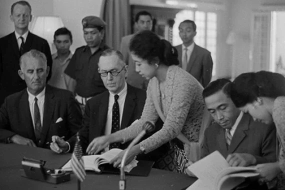 Penandatanganan kontrak pengelolaan tambang di Papua antara Freeport dengan pemerintah Indonesia, 1967. Foto: