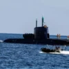 Sebuah kapal militer mengawal kapal selam militer Israel di dekat pantai Haifa di laut Mediterania, Israel 25