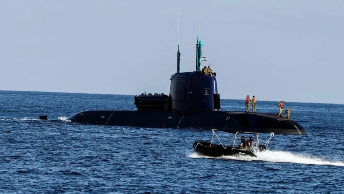Sebuah kapal militer mengawal kapal selam militer Israel di dekat pantai Haifa di laut Mediterania, Israel 25