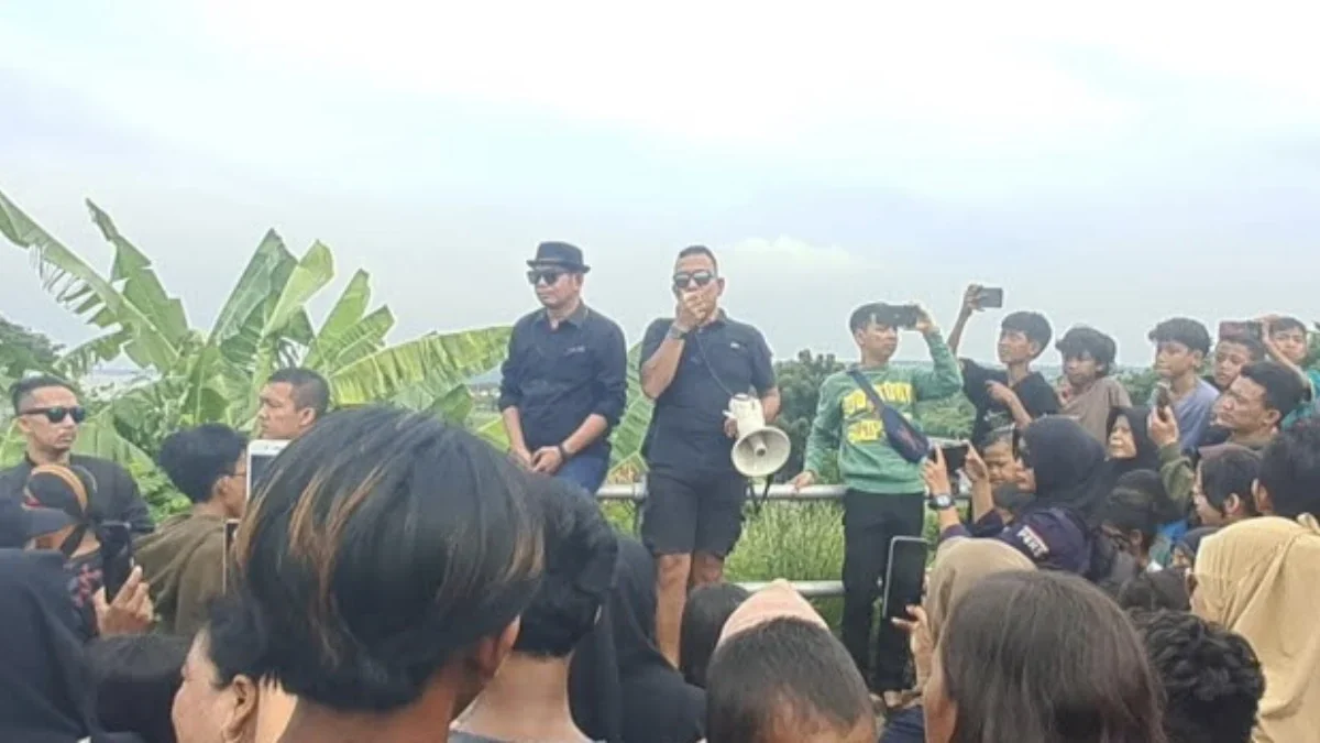 Ratusan warga memadati jembatan Talun, Kabupaten Cirebon, Jawa Barat untuk menuntut kasus pembunuhan Vina dius