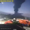 Kolom abu vulkanik setinggi lima kilometer terbentuk akibat aktivitas erupsi Gunung Ibu di Maluku Utara, Selas