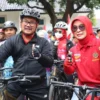 H.Imron dan Hj Wahyu Tjiptaningsih mengikuti sepeda Gowes Sehat bersama Rakyat, mengambil rute Pendopo Bupati