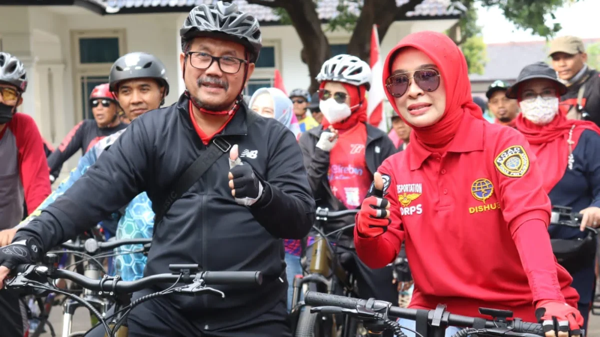 H.Imron dan Hj Wahyu Tjiptaningsih mengikuti sepeda Gowes Sehat bersama Rakyat, mengambil rute Pendopo Bupati