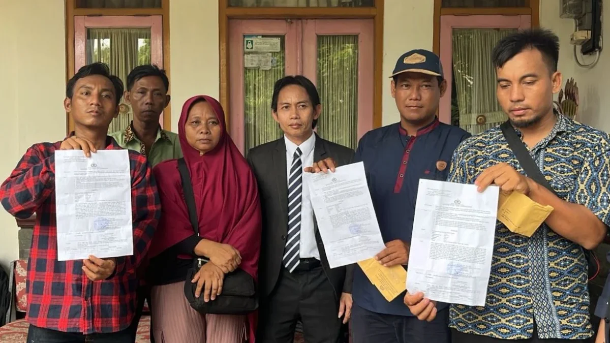 Toni RM kuasa hukum keluarga Pegi Setiawan saat dampingi tiga saksi menuju Mapolda Jabar. 31 Mei 2024