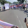 Ratusan masyarakat Kota Cirebon kembali menggelar aksi unjuk rasa di depan Balai Kota, Jalan Siliwangi, Kota C