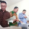 Pemusnahan prangko dan benda filateli di Pelataran Gudang Pusat PT Pos, Jalan Jakarta, Kota Bandung, Jumat (7/