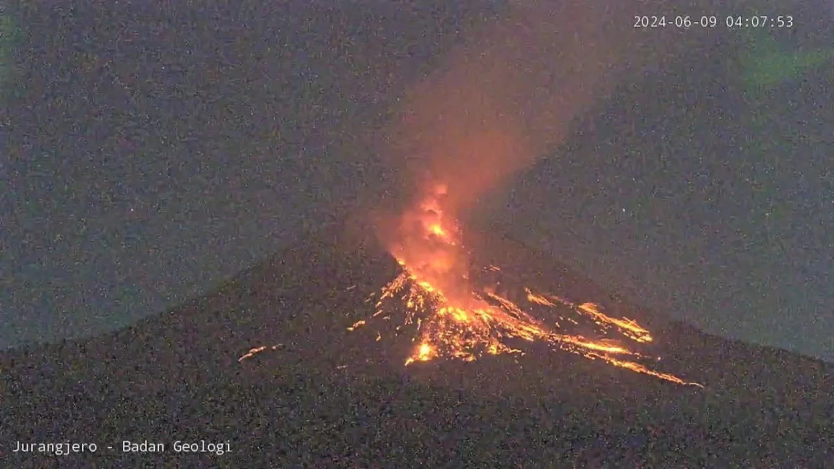 Gunung Merapi mengalami guguran awan panas