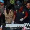 Petugas Bidang Kedokteran dan Kesehatan Polda Kalimantan Selatan dan Urkes Polresta Banjarmasin memeriksa urin