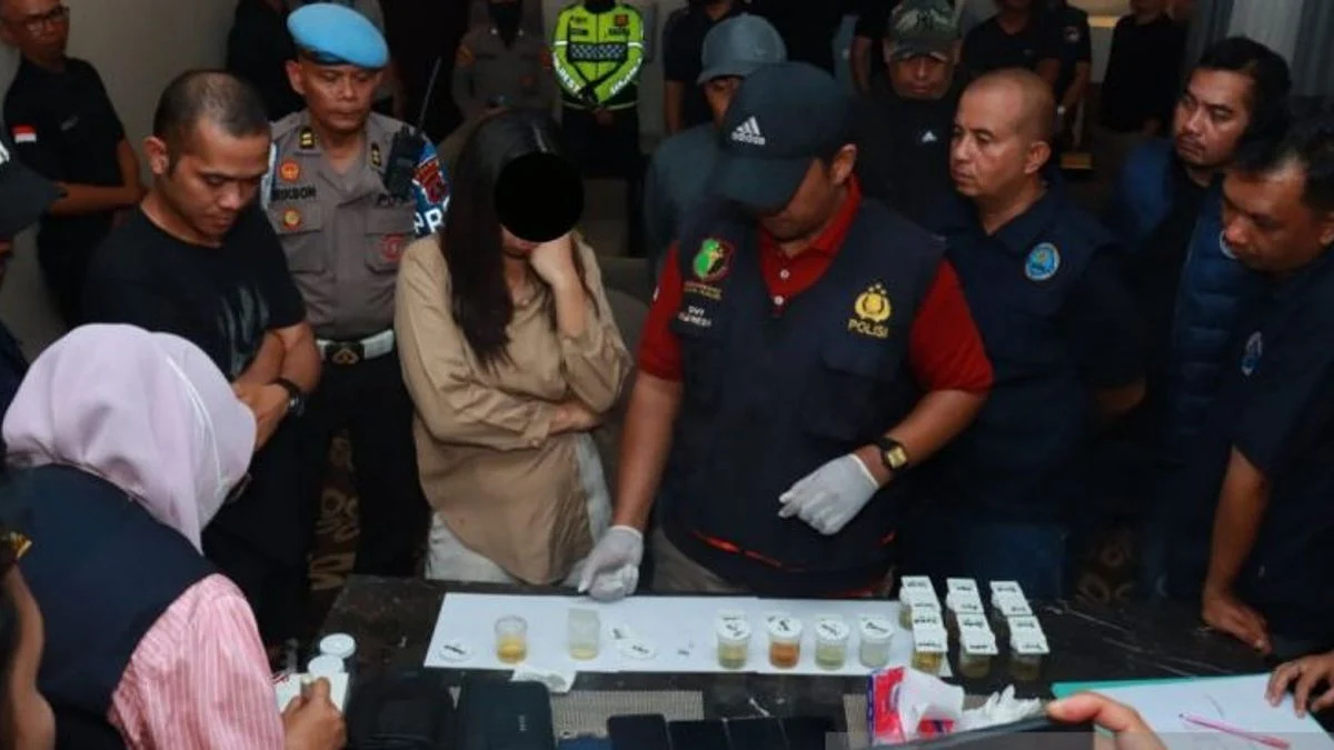 Petugas Bidang Kedokteran dan Kesehatan Polda Kalimantan Selatan dan Urkes Polresta Banjarmasin memeriksa urin