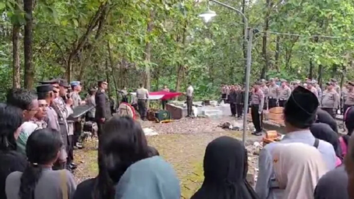 Prosesi pemakaman jenazah anggota Samapta Polres Jombang Briptu Rian Dwi Wicaksono (27) di Desa Sumberejo, Kec