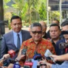 Sekjen PDIP Hasto Kristiyanto (tengah) tiba untuk menjalani pemeriksaan di Gedung KPK, Jakarta, Senin (10/6/20