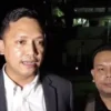 Tim Hukum Sekjen PDI-P Hasto Kristiyanto, Ronny Talapessy, tiba di Gedung Dewas membawa dokumen pelaporan duga