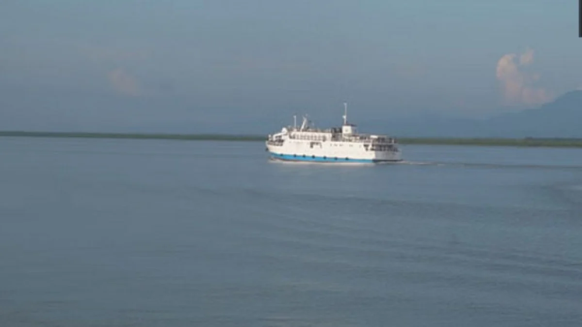File foto kapal wisata yang melakukan perjalanan ke Pulau St Martin dari Teknaf melalui sungai Naf. Semua jeni