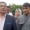 Jan Hutabarat, Tim Kuasa Hukum Otto Hasibuan, mendampingi saksi Ahmad Saefudin di Polres Cirebon Kota/RMOLJaba