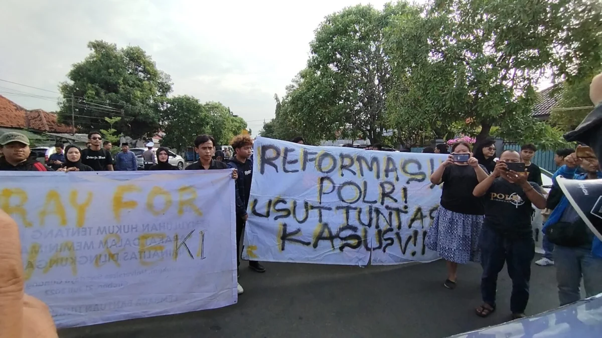 Sejumlah mahasiswa yang tergabung dalam Perhimpunan Mahasiswa Hukum Indonesia Cirebon Raya melakukan aksi unju