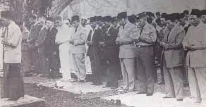 Presiden Sukarno saat salat Idul Adha 1962. (Dokumen Istimewa)