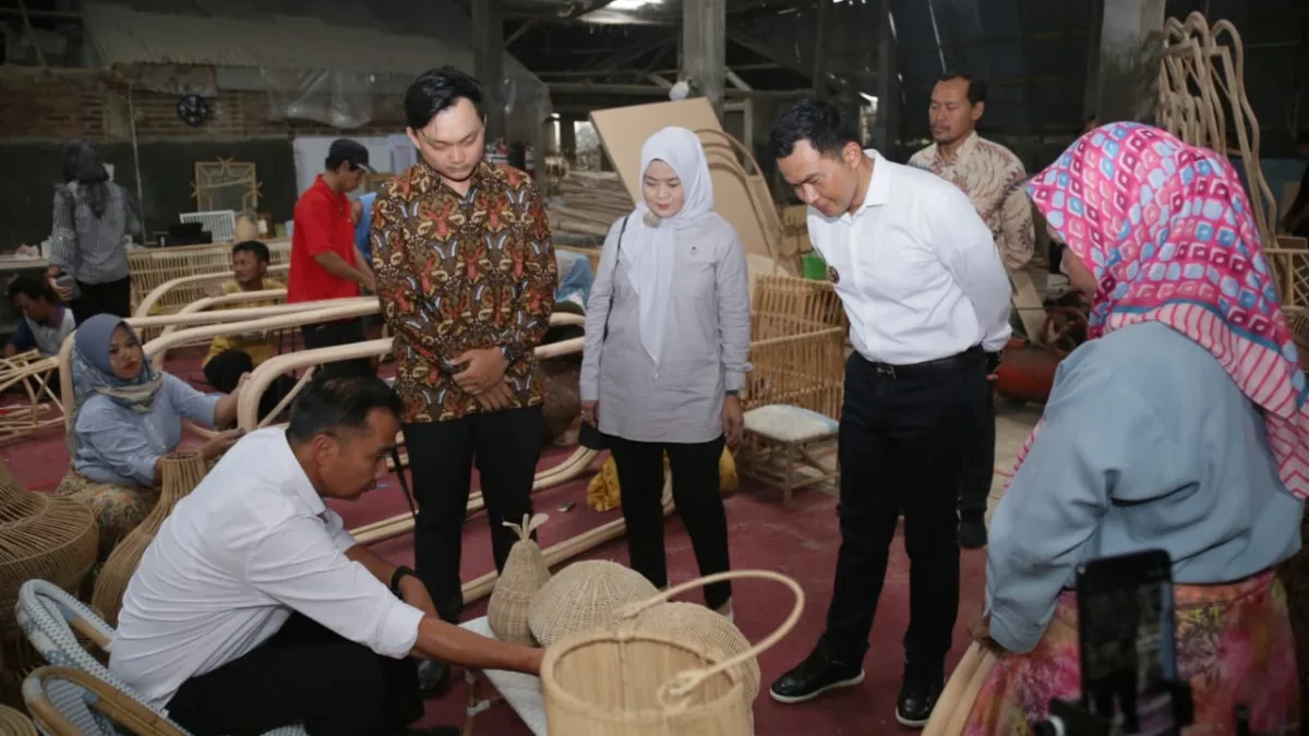 industri kerajinan rotan merupakan salah satu identitas bagi Kabupaten Cirebon yang sudah ada sejak lama. Upay