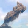 Visual erupsi Gunung Lewotobi Laki-laki di Flores Timur, NTT, Minggu, 16 Juni 2024, dengan ketinggian 1.000 me