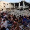 Warga Palestina melaksanakan salat Idul Adha di tengah reruntuhan bangunan Masjid Al-Rahma yang hancur akibat