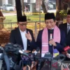 Imam Besar Masjid Istiqlal Nasaruddin Umar (tengah) menjelaskan kepada wartawan terkait skema penyerahan dagin