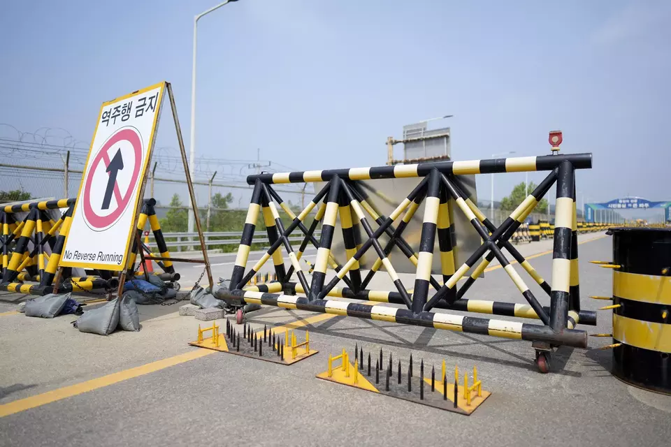 Barikade dipasang di dekat Jembatan Unifikasi Korea Selatan dan Korea Utara yang mengarah ke Panmunjom di Zona